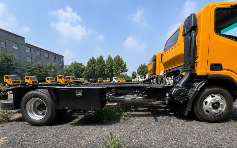 JAC Shuailing Q6 flatbed tow truck with 160HP engine, 6.5-ton rear axle and GB7258 certification