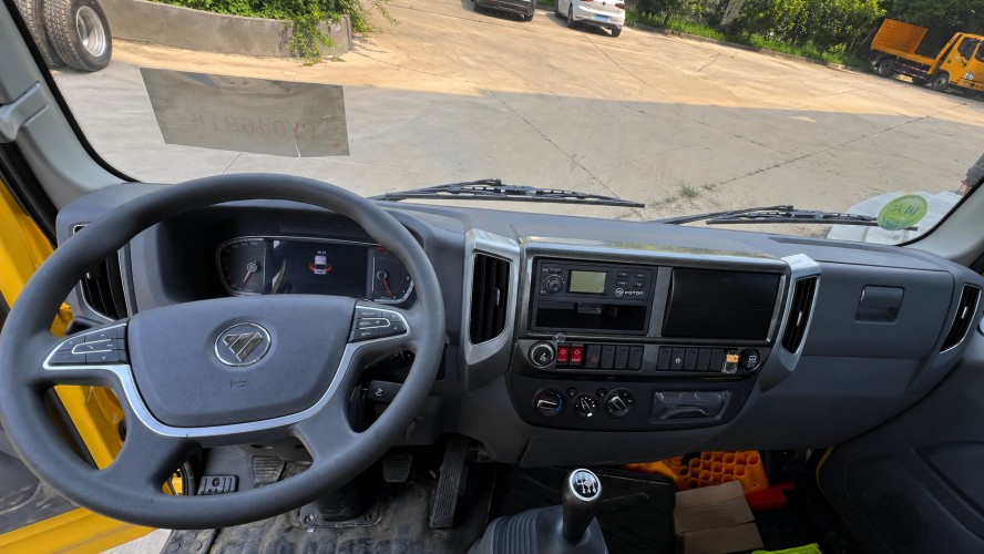 Dongman-Foton-Aoling-tow-truck-recovering-dump-truck-at-mining-site