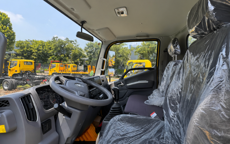 Dongman Foton Aoling Jieyun tow truck recovering an excavator on a mountain road