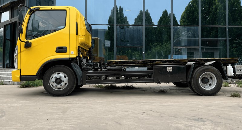 Foton Aoling 2060mm Wide Cab Interior with Suspension Seat, Power Windows and Multi-Function Steering Wheel