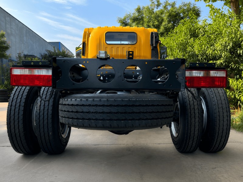 FAW Jiefang J6F heavy-duty cab truck with reinforced chassis for logistics and commercial transport