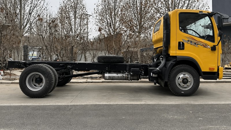 DongMan J6F wide-body recovery truck with Jiefang chassis, 180HP engine, reinforced frame and flatbed towing body