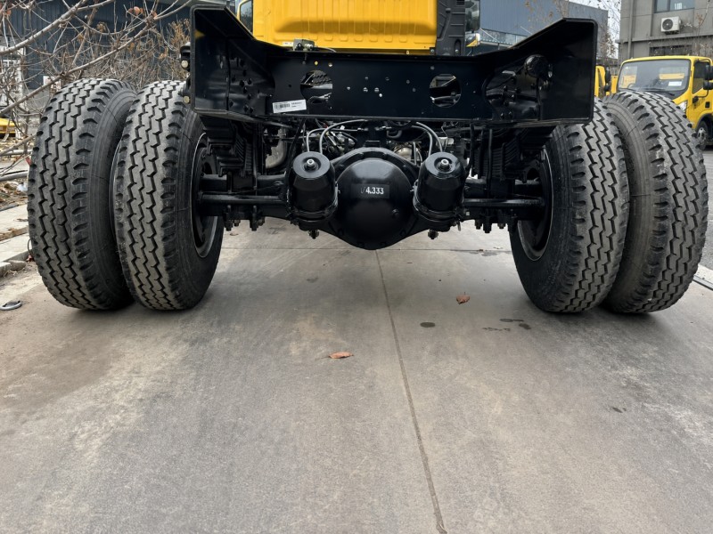 DongMan J6F wide-body recovery truck with Jiefang chassis, 180HP engine, reinforced frame and flatbed towing body