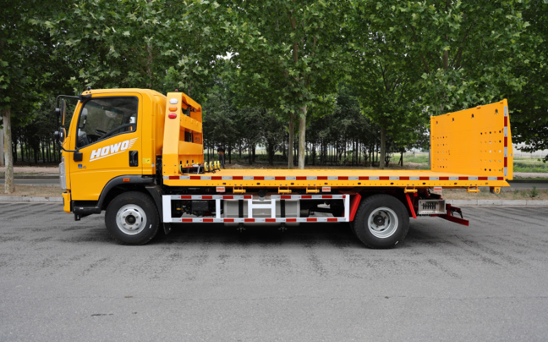 HOWO H5 yellow flatbed wrecker truck with 155HP engine for vehicle recovery and roadside towing